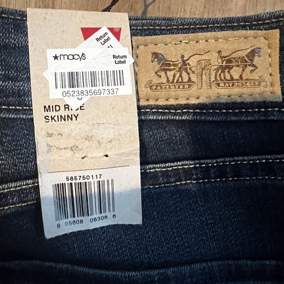 NWT Levis Women's Mid Rise Skinny Jeans Dark Wash Denim Classic Style size 10 - Picture 5 of 14